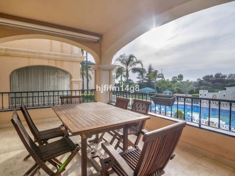 Apartment - Middle Floor Apartment в продаже в Marbella, Málaga. В доме 3 спален и 4 ванных комнат. Площадь дома 255 м²