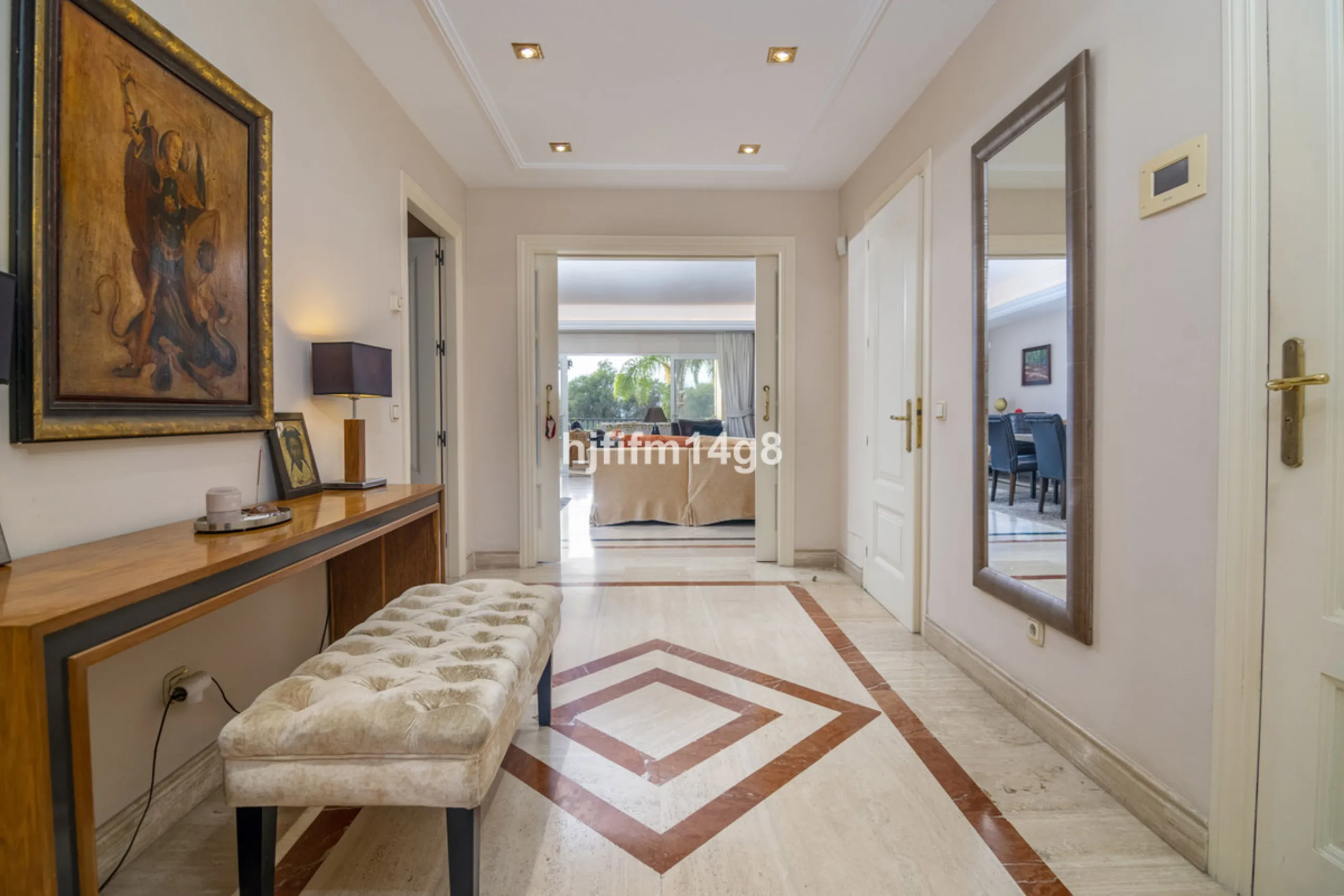 Apartment - Middle Floor Apartment в продаже в Marbella, Málaga. В доме 3 спален и 4 ванных комнат. Площадь дома 255 м²