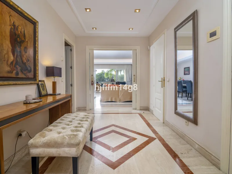 Apartment - Middle Floor Apartment в продаже в Marbella, Málaga. В доме 3 спален и 4 ванных комнат. Площадь дома 255 м²