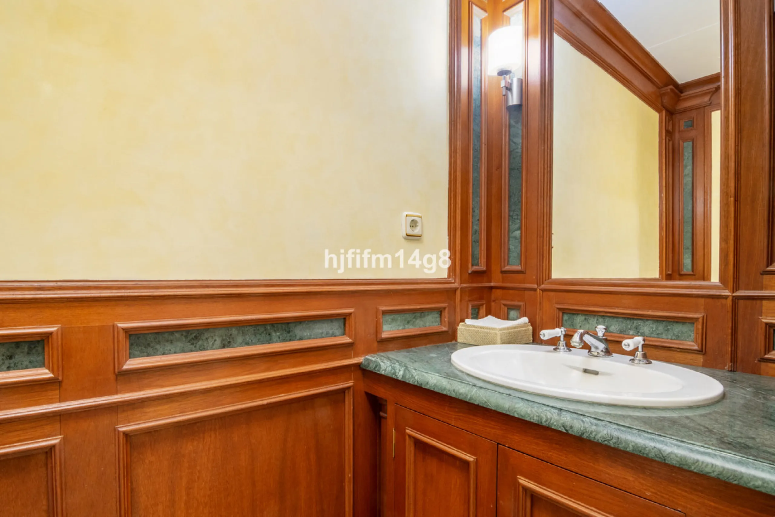 Apartment - Middle Floor Apartment в продаже в Marbella, Málaga. В доме 3 спален и 4 ванных комнат. Площадь дома 255 м²