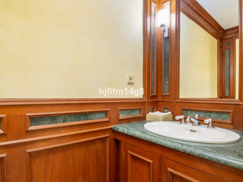 Apartment - Middle Floor Apartment в продаже в Marbella, Málaga. В доме 3 спален и 4 ванных комнат. Площадь дома 255 м²