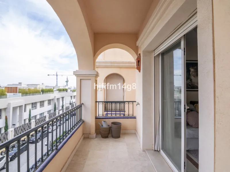 Apartment - Middle Floor Apartment в продаже в Marbella, Málaga. В доме 3 спален и 4 ванных комнат. Площадь дома 255 м²