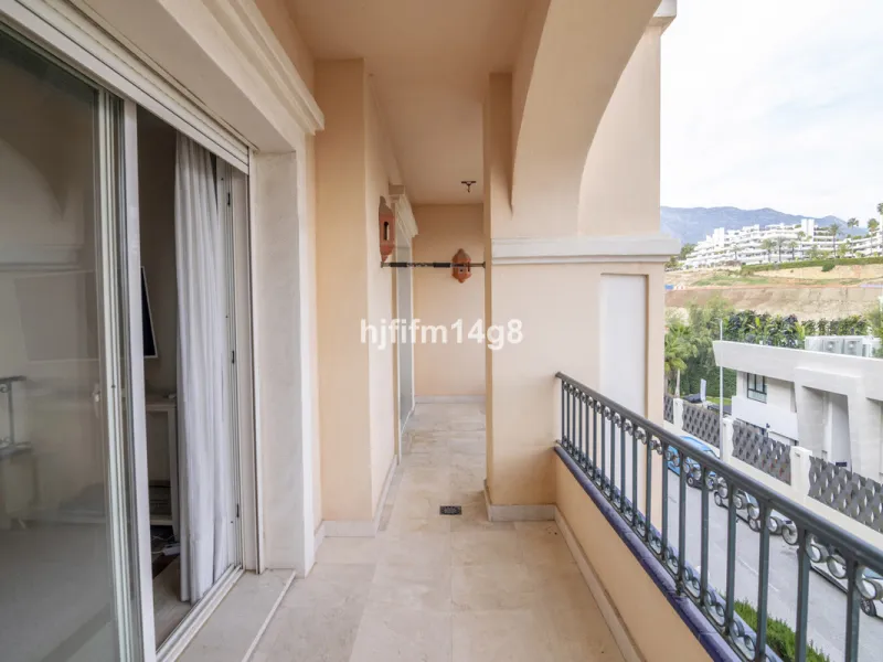 Apartment - Middle Floor Apartment в продаже в Marbella, Málaga. В доме 3 спален и 4 ванных комнат. Площадь дома 255 м²