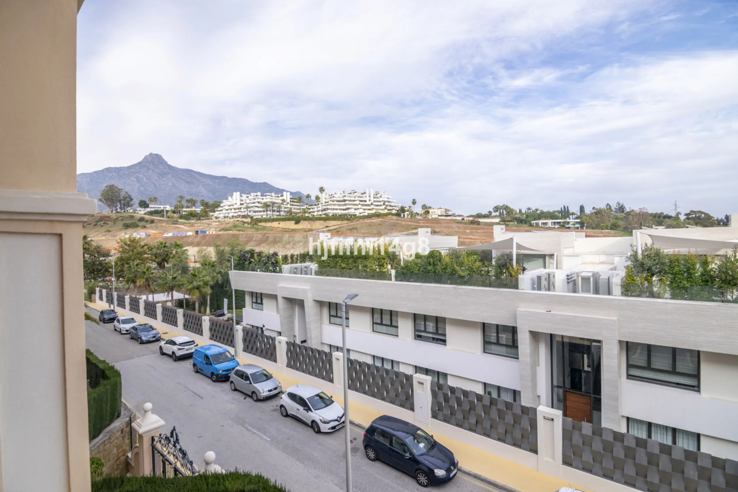 Apartment - Middle Floor Apartment в продаже в Marbella, Málaga. В доме 3 спален и 4 ванных комнат. Площадь дома 255 м²