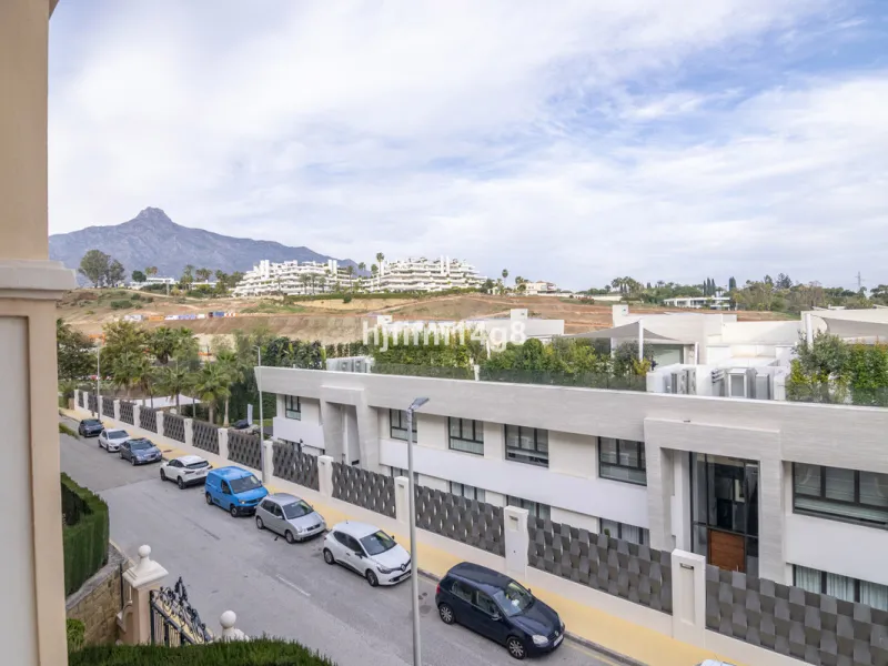 Apartment - Middle Floor Apartment в продаже в Marbella, Málaga. В доме 3 спален и 4 ванных комнат. Площадь дома 255 м²