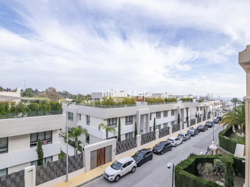 Apartment - Middle Floor Apartment в продаже в Marbella, Málaga. В доме 3 спален и 4 ванных комнат. Площадь дома 255 м²
