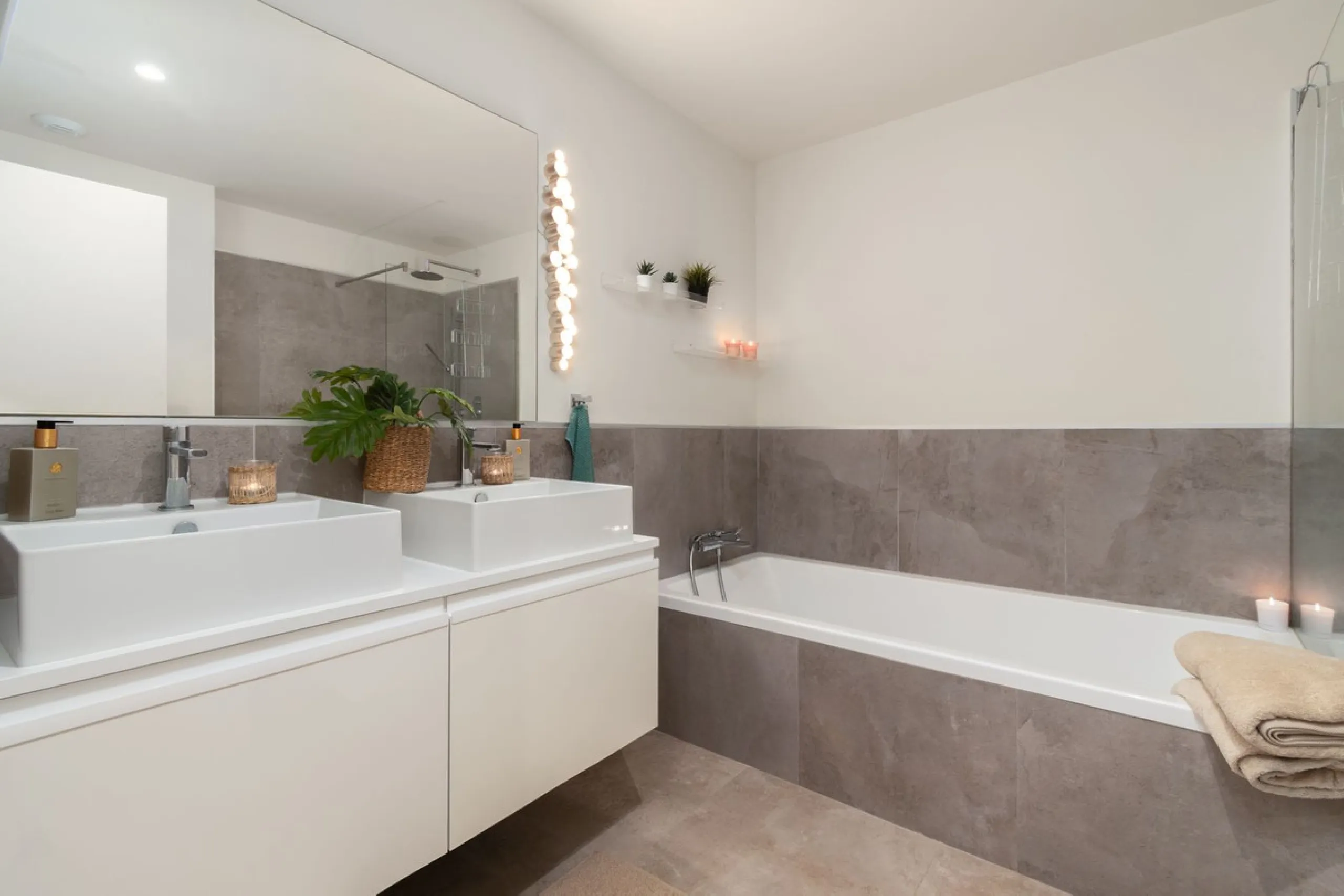 Exclusive modern apartment in Azalea Jardinana in La Cala with panoramic views of the sea and the whole of La Cala.