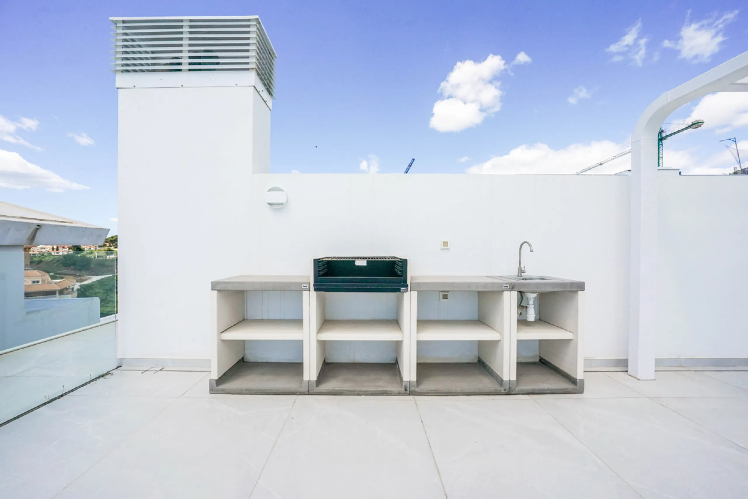 This beautiful south-facing duplex penthouse is located in the exclusive La Reserva del Higuerón Resort, Fuengirola. The property offers a bright and modern open-plan living and dining area with a fully fitted kitchen, designed for comfort and functionali