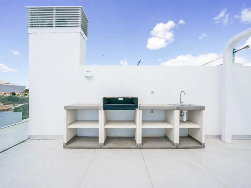 This beautiful south-facing duplex penthouse is located in the exclusive La Reserva del Higuerón Resort, Fuengirola. The property offers a bright and modern open-plan living and dining area with a fully fitted kitchen, designed for comfort and functionali