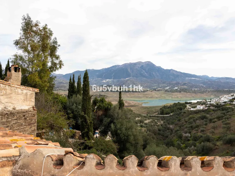 A very rare opportunity to purchase  a complete private village of 14 townhouses situated in what was once a functioning white countryside hamlet overlooking the lake with a lovely cobbled street leading to each house. These beautiful rustic style houses 