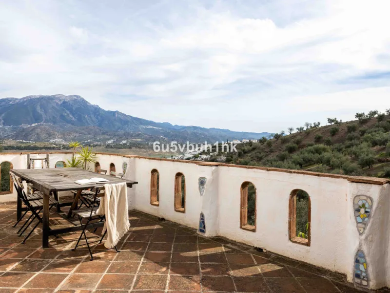 A very rare opportunity to purchase  a complete private village of 14 townhouses situated in what was once a functioning white countryside hamlet overlooking the lake with a lovely cobbled street leading to each house. These beautiful rustic style houses 