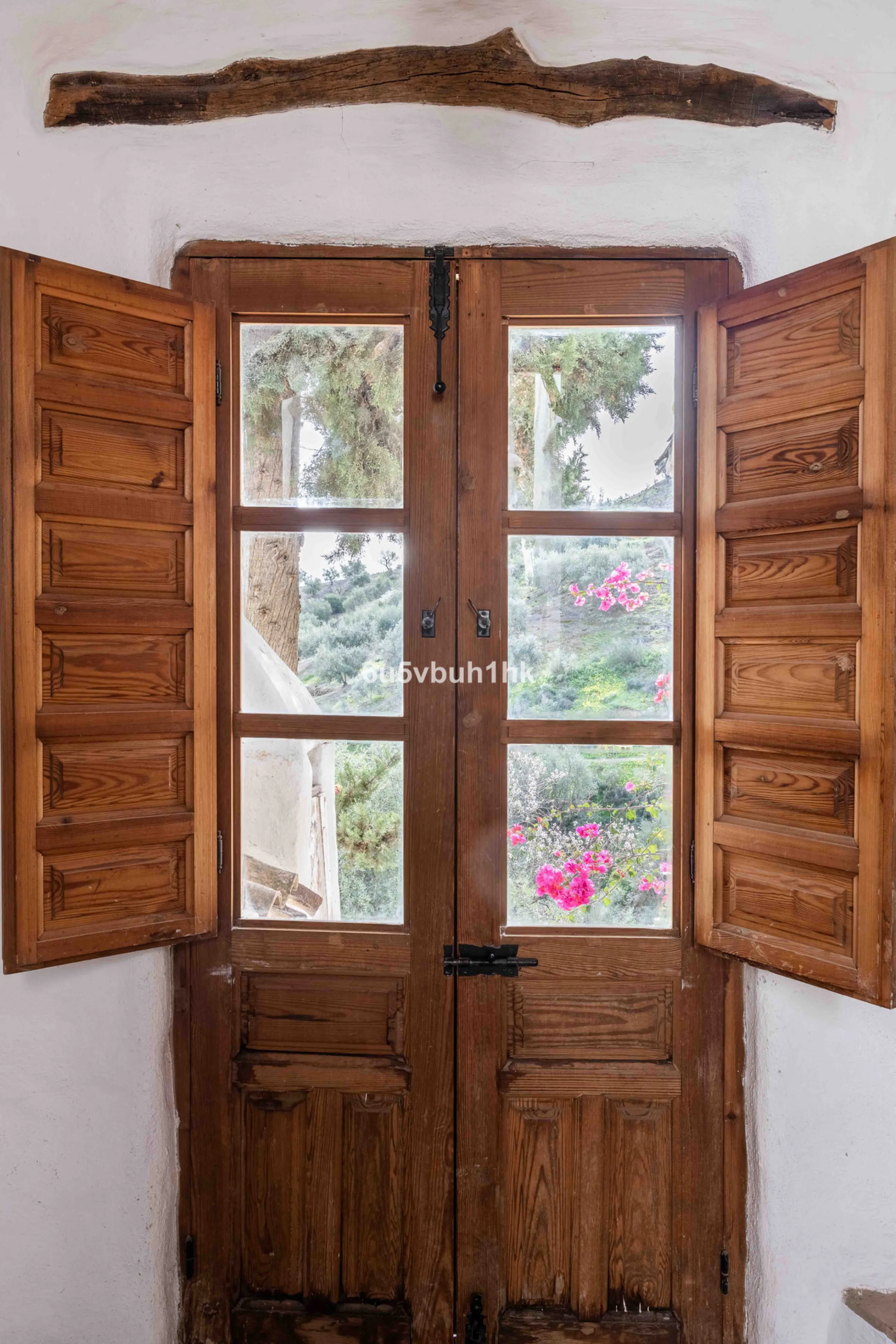 A very rare opportunity to purchase  a complete private village of 14 townhouses situated in what was once a functioning white countryside hamlet overlooking the lake with a lovely cobbled street leading to each house. These beautiful rustic style houses 