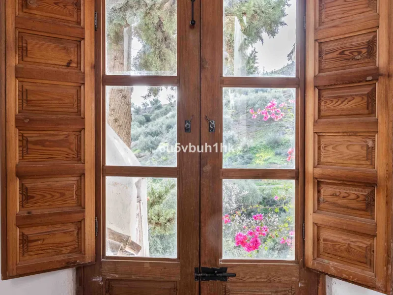 A very rare opportunity to purchase  a complete private village of 14 townhouses situated in what was once a functioning white countryside hamlet overlooking the lake with a lovely cobbled street leading to each house. These beautiful rustic style houses 