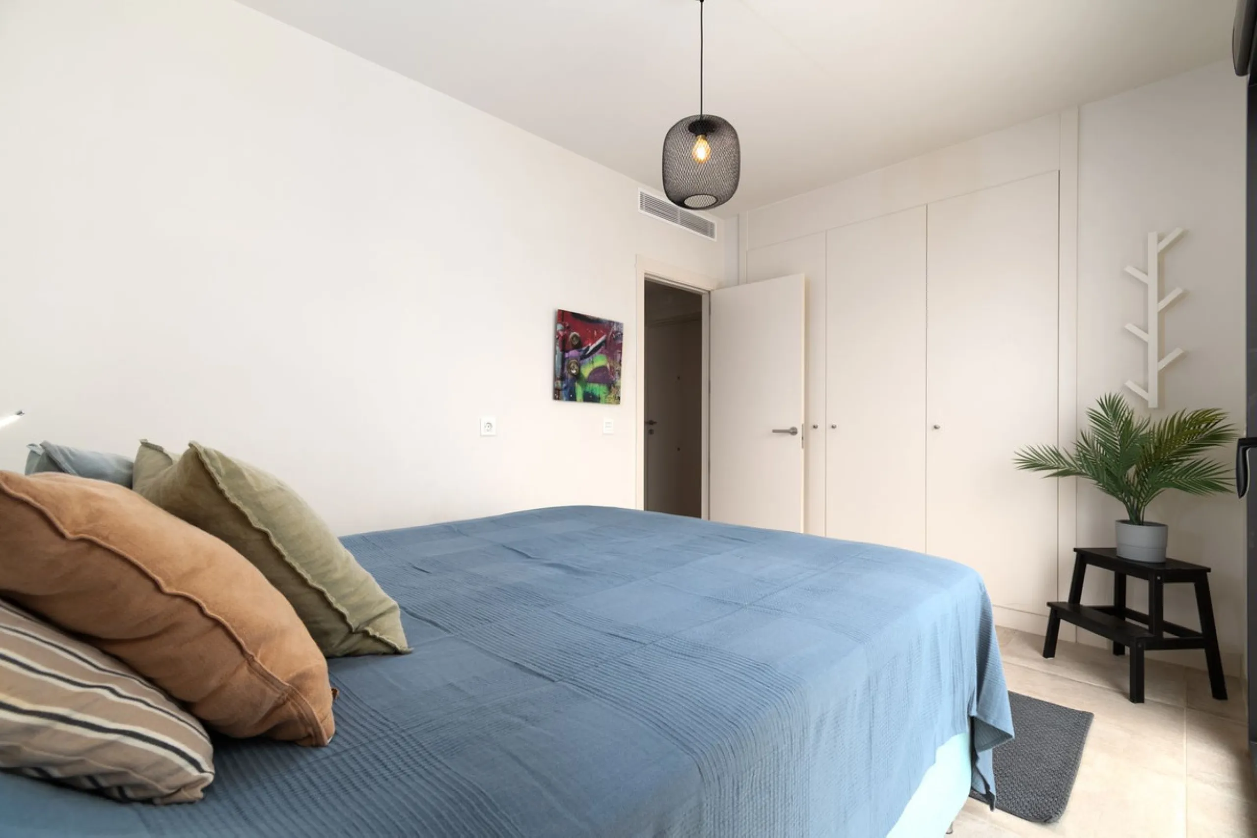 Exclusive modern apartment in Azalea Jardinana in La Cala with panoramic views of the sea and the whole of La Cala.