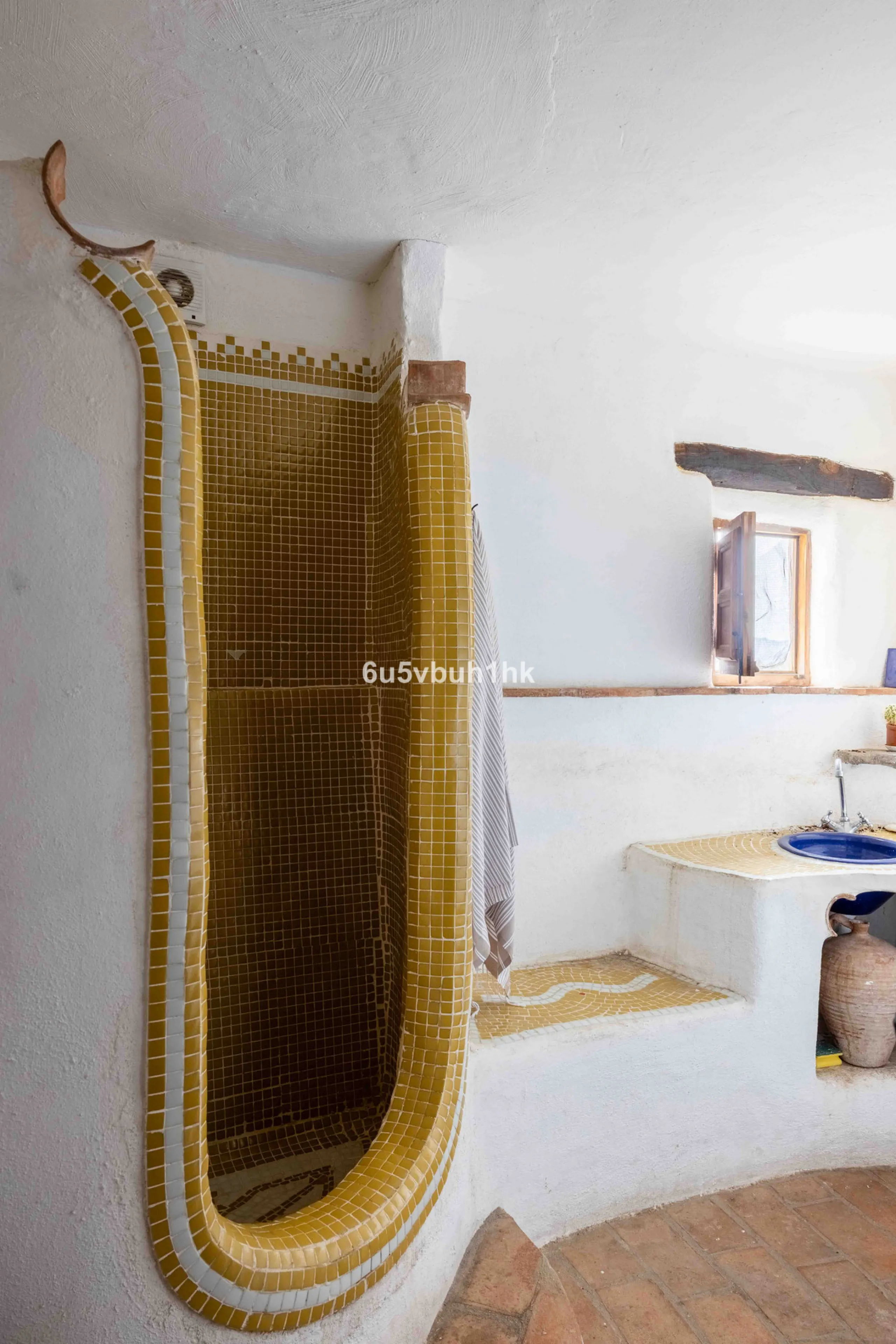 A very rare opportunity to purchase  a complete private village of 14 townhouses situated in what was once a functioning white countryside hamlet overlooking the lake with a lovely cobbled street leading to each house. These beautiful rustic style houses 