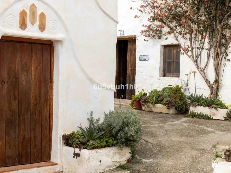 A very rare opportunity to purchase  a complete private village of 14 townhouses situated in what was once a functioning white countryside hamlet overlooking the lake with a lovely cobbled street leading to each house. These beautiful rustic style houses 