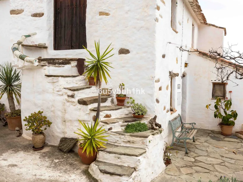 A very rare opportunity to purchase  a complete private village of 14 townhouses situated in what was once a functioning white countryside hamlet overlooking the lake with a lovely cobbled street leading to each house. These beautiful rustic style houses 