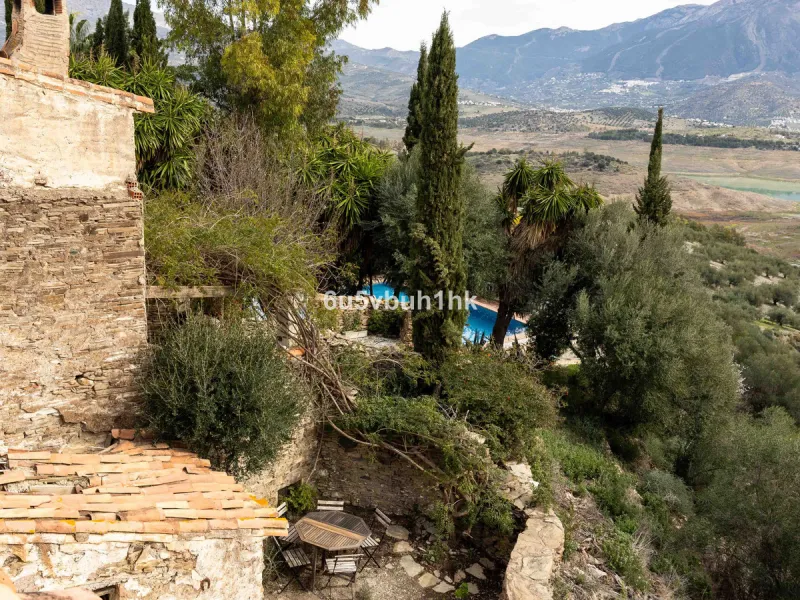 A very rare opportunity to purchase  a complete private village of 14 townhouses situated in what was once a functioning white countryside hamlet overlooking the lake with a lovely cobbled street leading to each house. These beautiful rustic style houses 