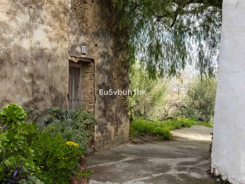 A very rare opportunity to purchase  a complete private village of 14 townhouses situated in what was once a functioning white countryside hamlet overlooking the lake with a lovely cobbled street leading to each house. These beautiful rustic style houses 