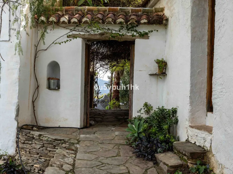 A very rare opportunity to purchase  a complete private village of 14 townhouses situated in what was once a functioning white countryside hamlet overlooking the lake with a lovely cobbled street leading to each house. These beautiful rustic style houses 