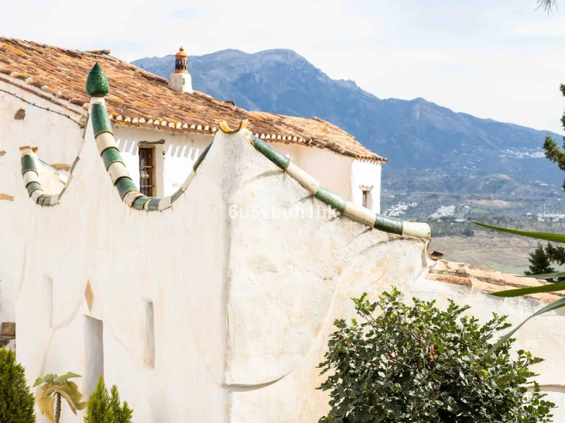 A very rare opportunity to purchase  a complete private village of 14 townhouses situated in what was once a functioning white countryside hamlet overlooking the lake with a lovely cobbled street leading to each house. These beautiful rustic style houses 