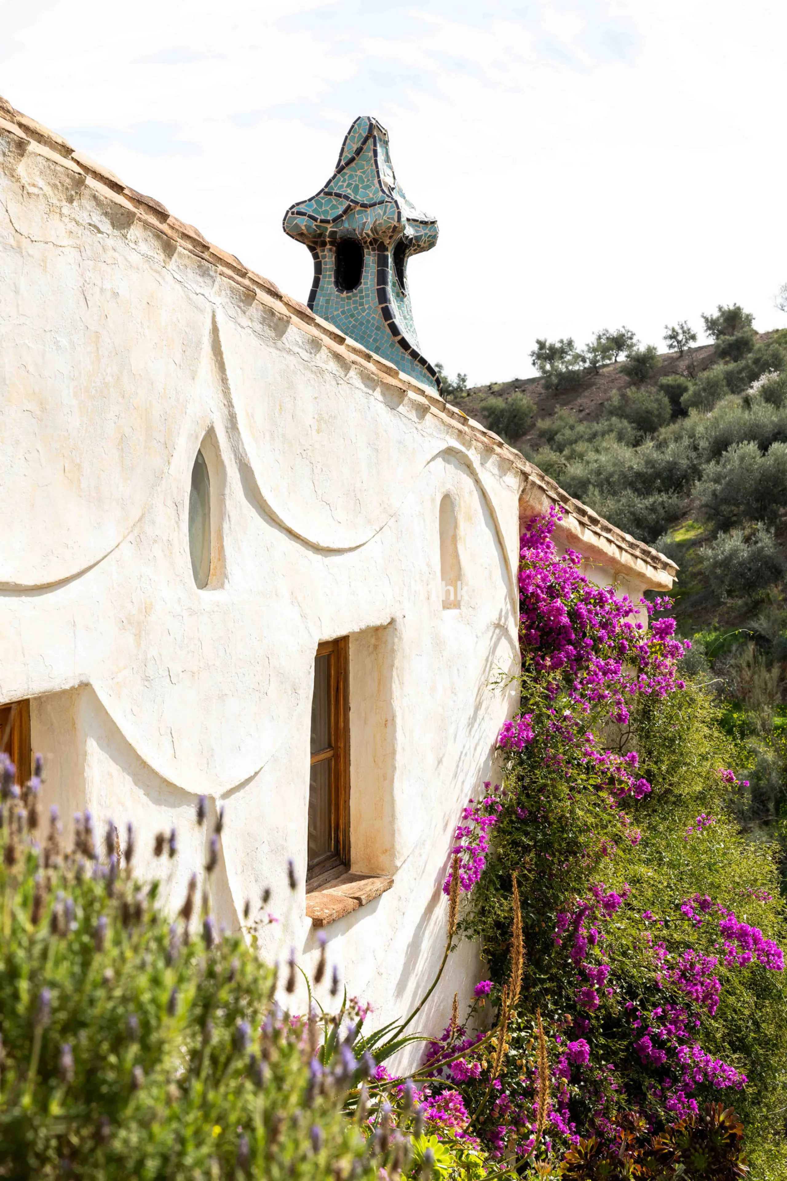A very rare opportunity to purchase  a complete private village of 14 townhouses situated in what was once a functioning white countryside hamlet overlooking the lake with a lovely cobbled street leading to each house. These beautiful rustic style houses 