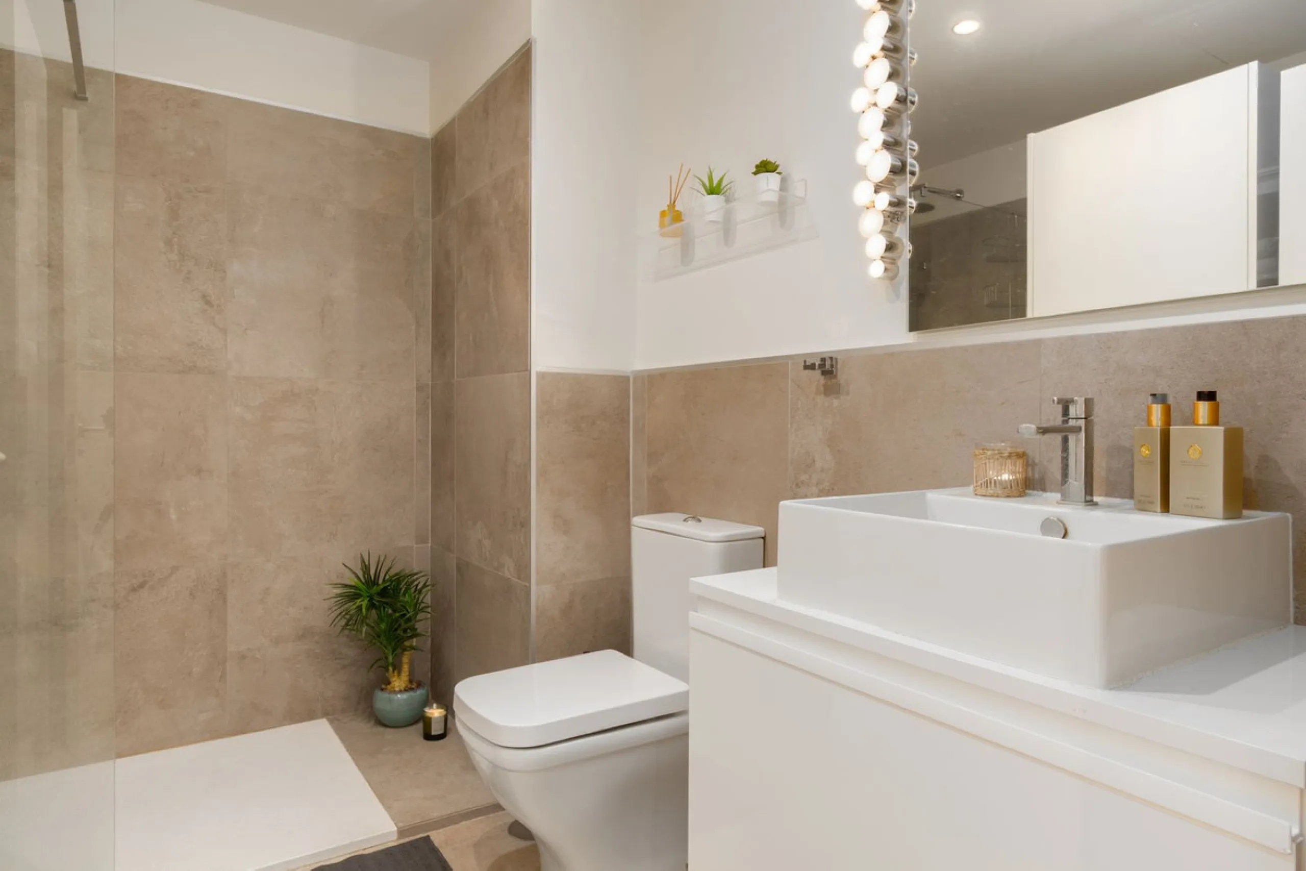 Exclusive modern apartment in Azalea Jardinana in La Cala with panoramic views of the sea and the whole of La Cala.