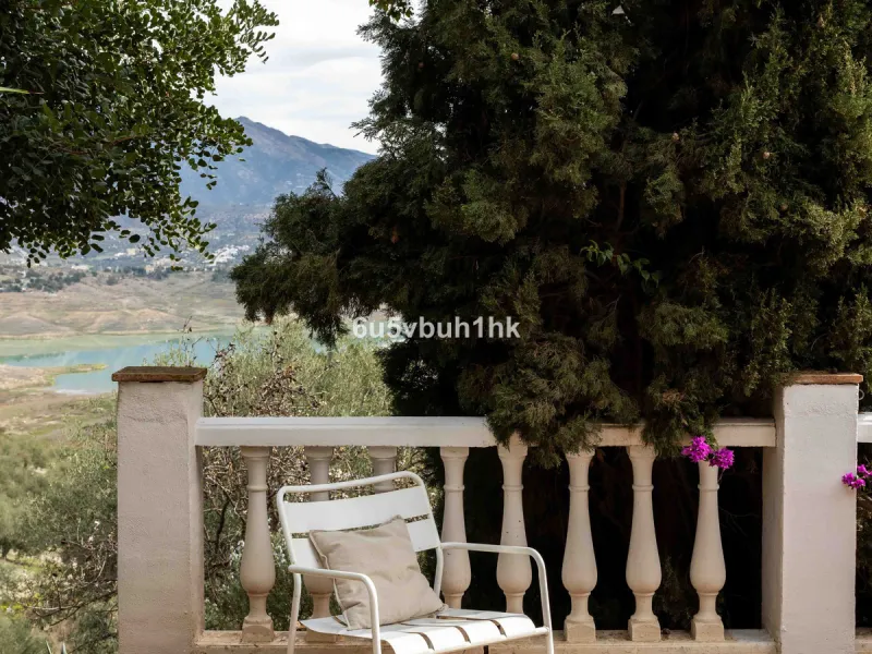 A very rare opportunity to purchase  a complete private village of 14 townhouses situated in what was once a functioning white countryside hamlet overlooking the lake with a lovely cobbled street leading to each house. These beautiful rustic style houses 