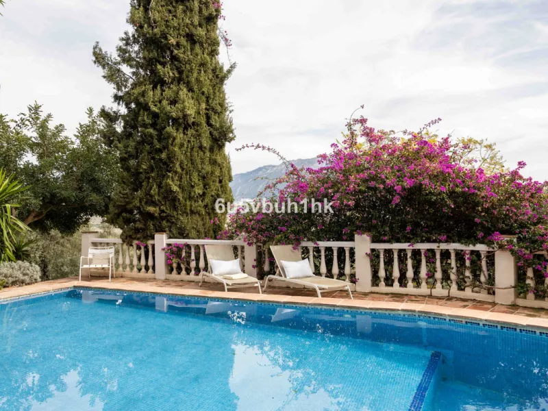 A very rare opportunity to purchase  a complete private village of 14 townhouses situated in what was once a functioning white countryside hamlet overlooking the lake with a lovely cobbled street leading to each house. These beautiful rustic style houses 