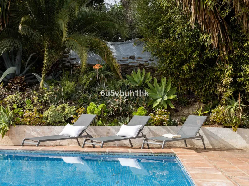 A very rare opportunity to purchase  a complete private village of 14 townhouses situated in what was once a functioning white countryside hamlet overlooking the lake with a lovely cobbled street leading to each house. These beautiful rustic style houses 