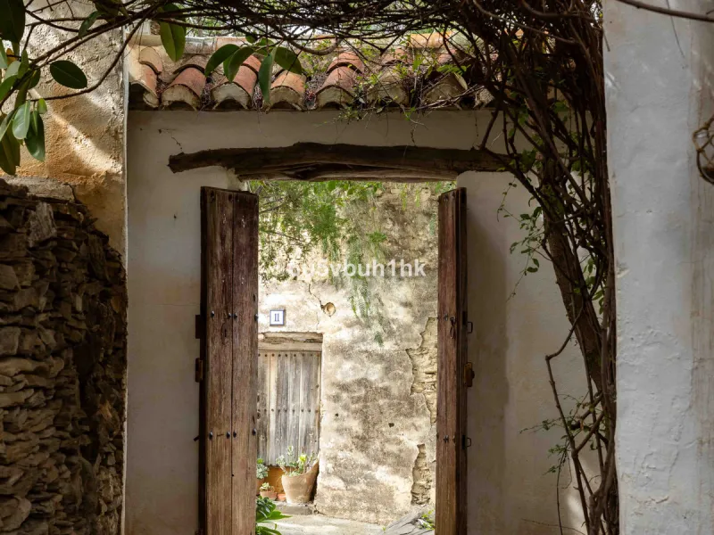 A very rare opportunity to purchase  a complete private village of 14 townhouses situated in what was once a functioning white countryside hamlet overlooking the lake with a lovely cobbled street leading to each house. These beautiful rustic style houses 