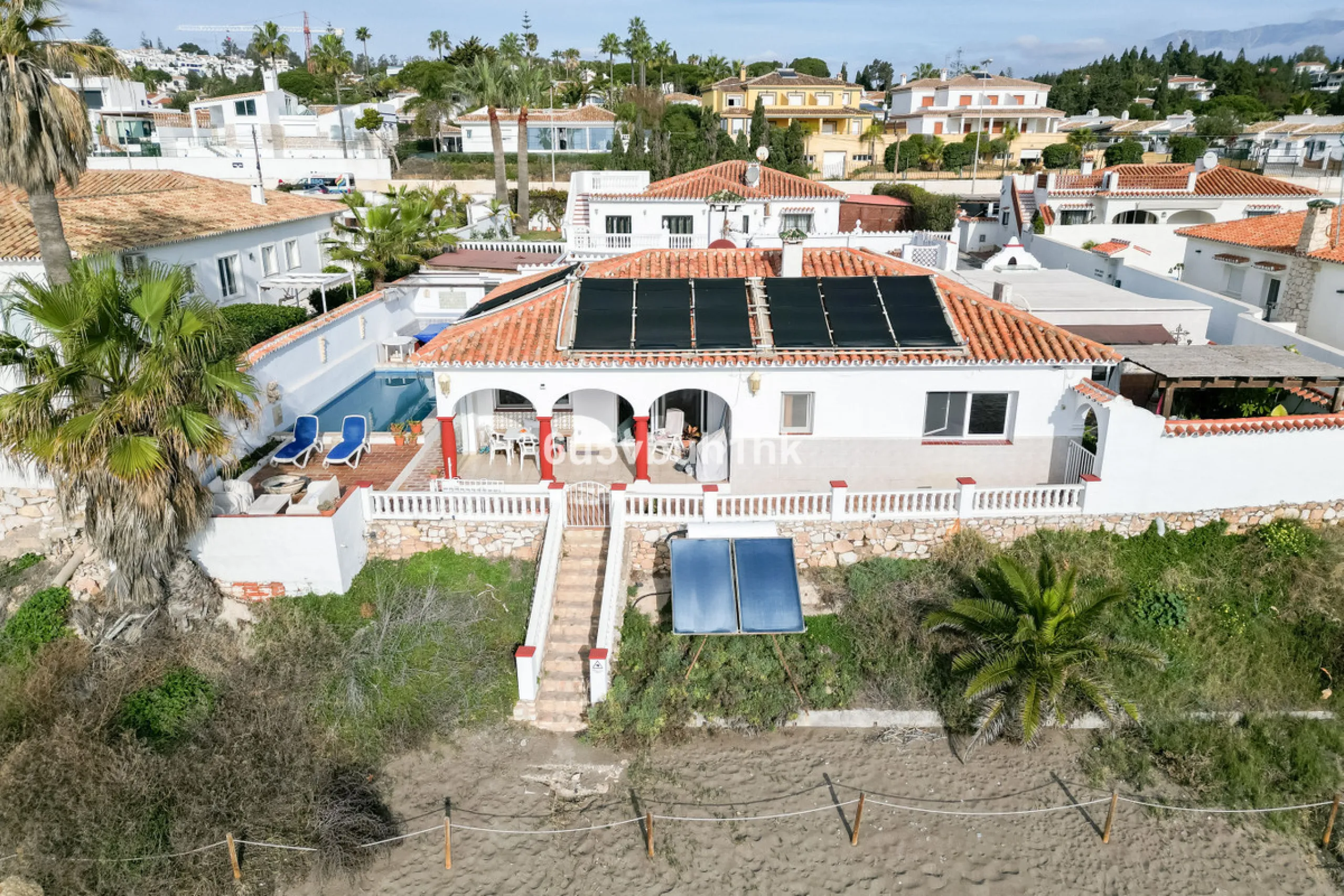 House - Detached Villa в продаже в Mijas, Málaga. В доме 4 спален и 4 ванных комнат. Площадь дома 315 м². Площадь участка 577 м²