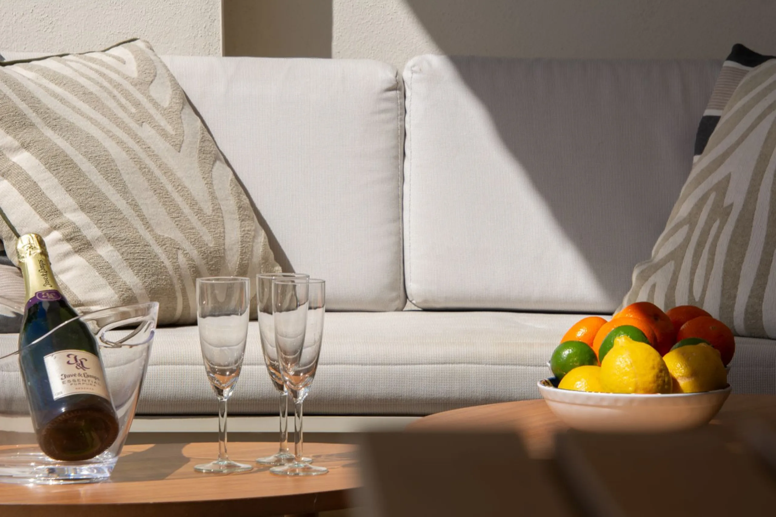 Exclusive modern apartment in Azalea Jardinana in La Cala with panoramic views of the sea and the whole of La Cala.