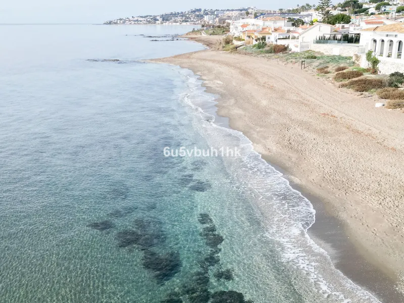 House - Detached Villa в продаже в Mijas, Málaga. В доме 4 спален и 4 ванных комнат. Площадь дома 315 м². Площадь участка 577 м²