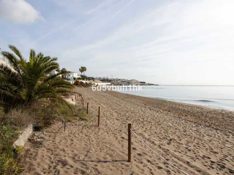 House - Detached Villa в продаже в Mijas, Málaga. В доме 4 спален и 4 ванных комнат. Площадь дома 315 м². Площадь участка 577 м²