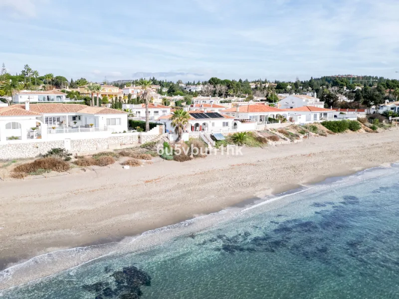 House - Detached Villa в продаже в Mijas, Málaga. В доме 4 спален и 4 ванных комнат. Площадь дома 315 м². Площадь участка 577 м²