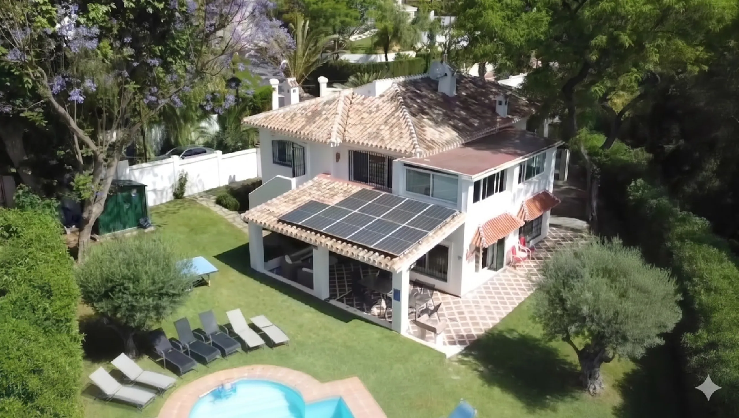 House - Detached Villa в продаже в Marbella, Málaga. В доме 5 спален и 3 ванных комнат. Площадь дома 295 м². Площадь участка 1000 м²
