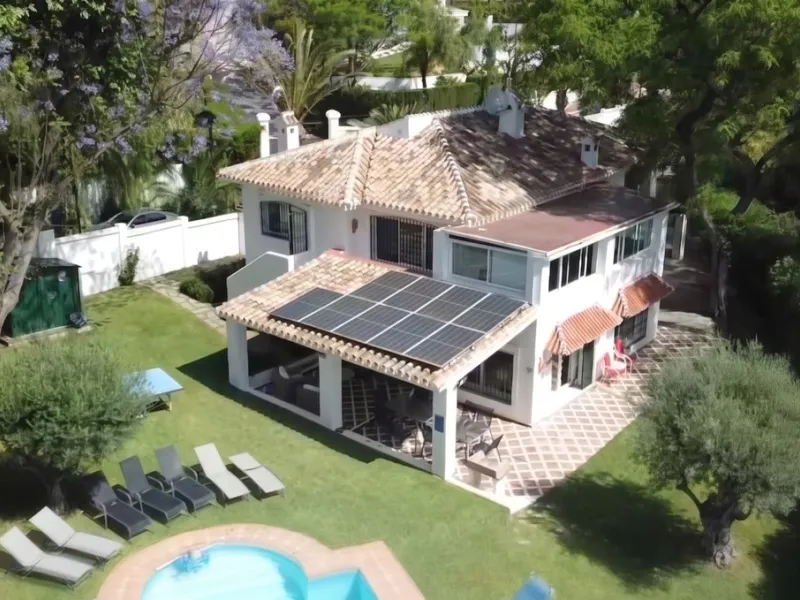 House - Detached Villa в продаже в Marbella, Málaga. В доме 5 спален и 3 ванных комнат. Площадь дома 295 м². Площадь участка 1000 м²