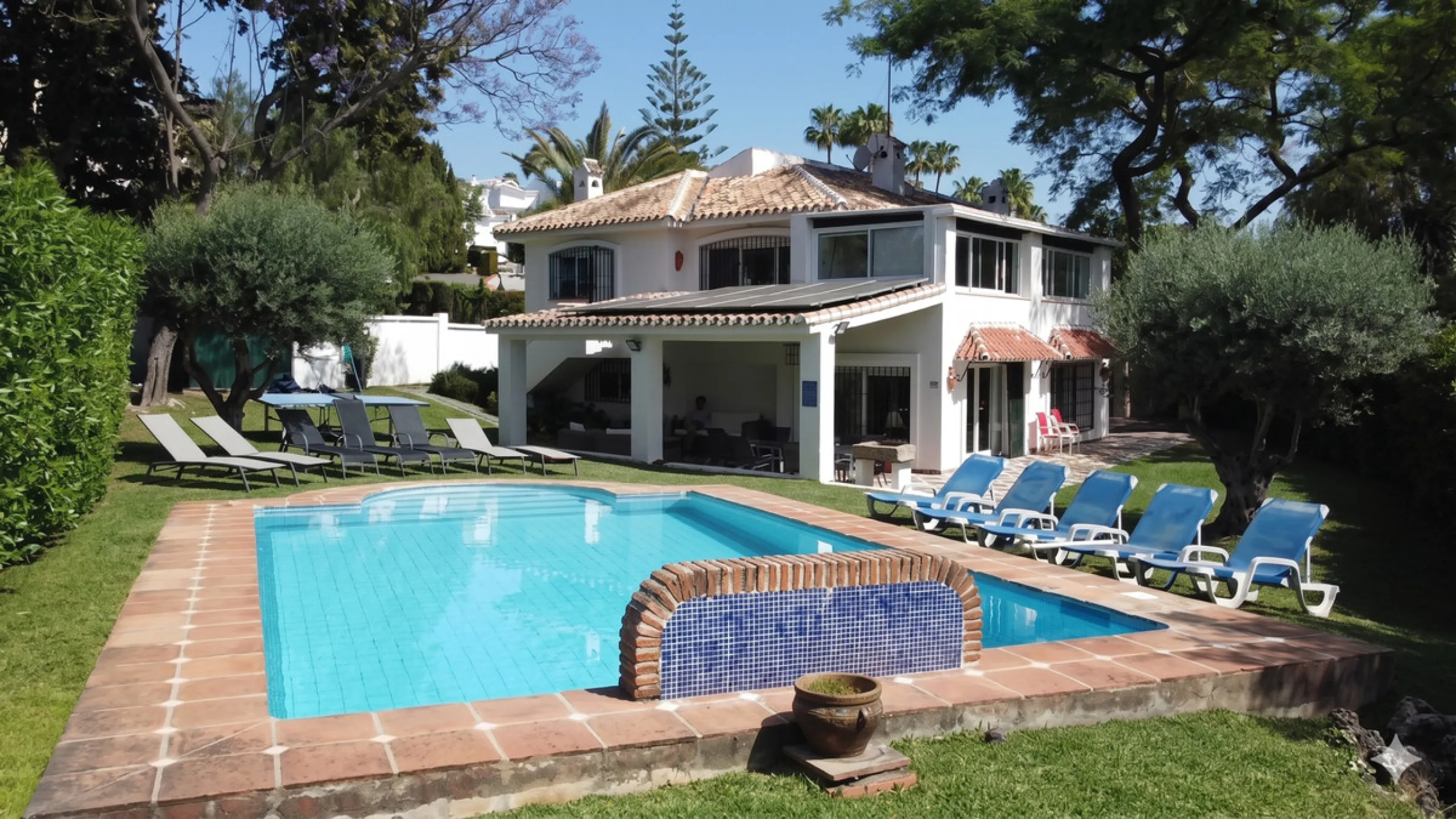 House - Detached Villa в продаже в Marbella, Málaga. В доме 5 спален и 3 ванных комнат. Площадь дома 295 м². Площадь участка 1000 м²