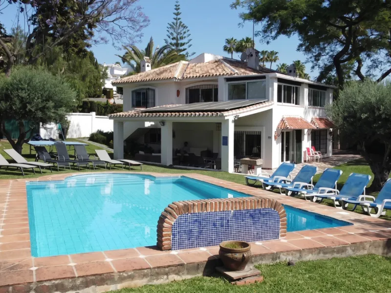 House - Detached Villa в продаже в Marbella, Málaga. В доме 5 спален и 3 ванных комнат. Площадь дома 295 м². Площадь участка 1000 м²