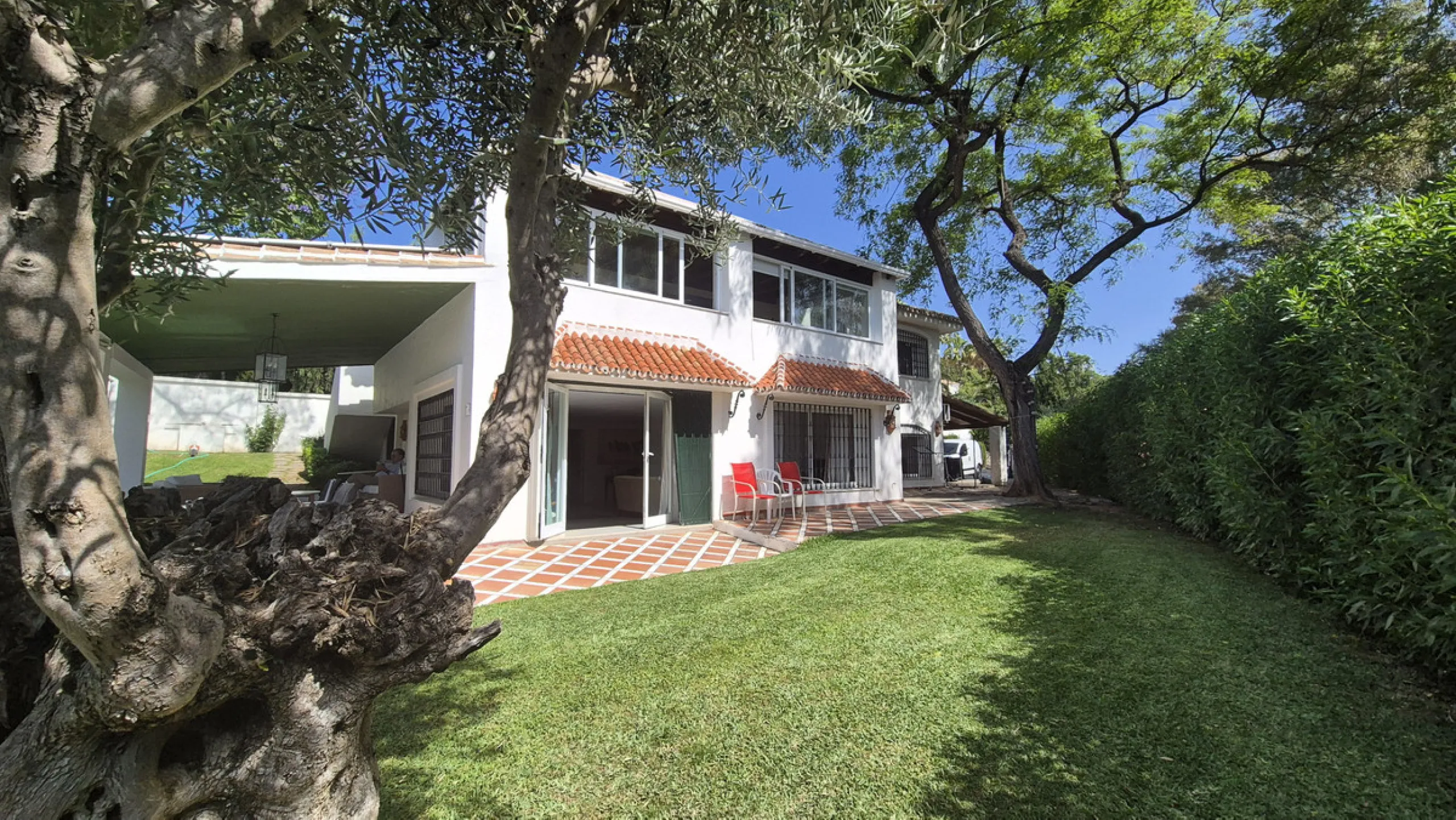 House - Detached Villa в продаже в Marbella, Málaga. В доме 5 спален и 3 ванных комнат. Площадь дома 295 м². Площадь участка 1000 м²
