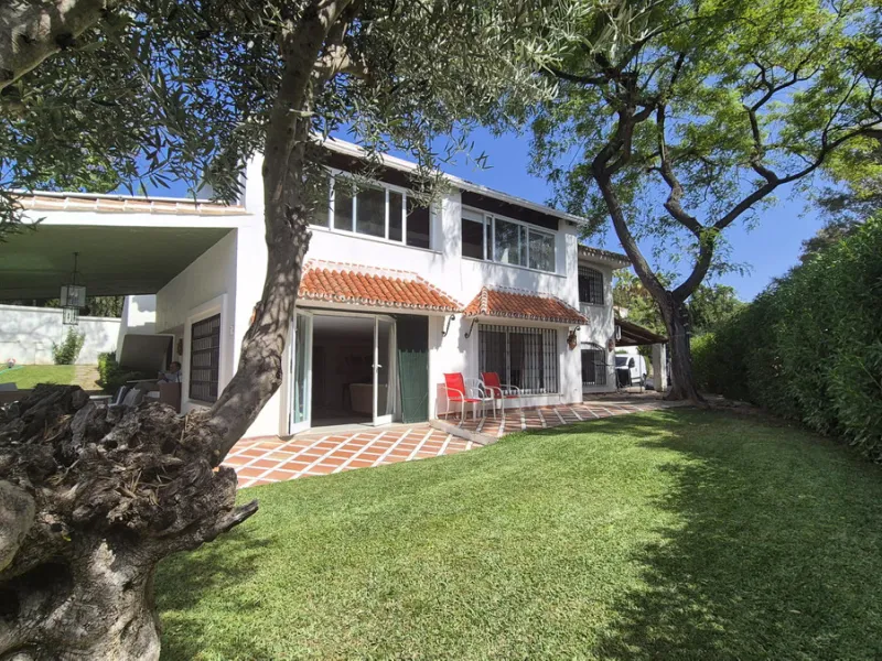 House - Detached Villa в продаже в Marbella, Málaga. В доме 5 спален и 3 ванных комнат. Площадь дома 295 м². Площадь участка 1000 м²