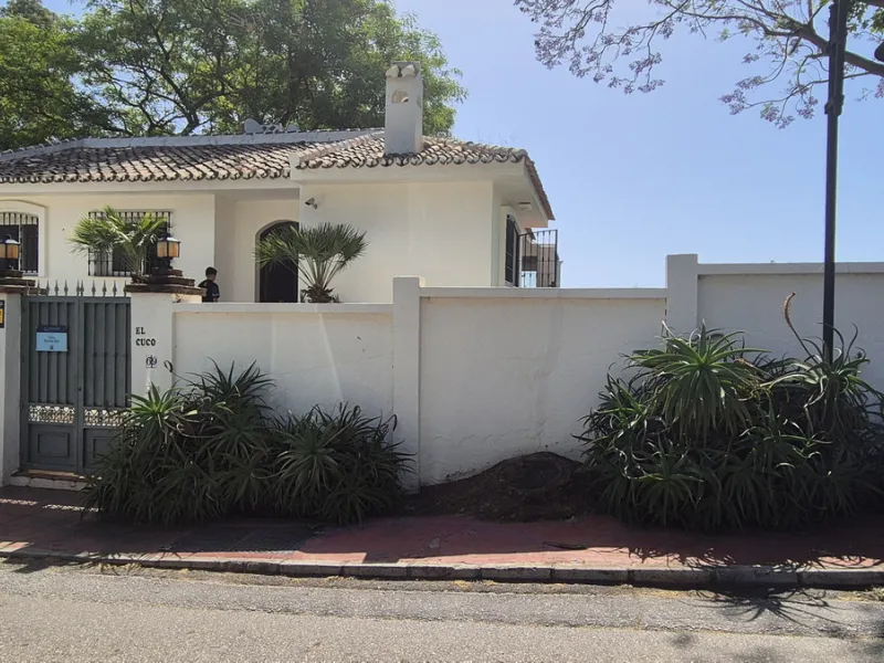 House - Detached Villa в продаже в Marbella, Málaga. В доме 5 спален и 3 ванных комнат. Площадь дома 295 м². Площадь участка 1000 м²