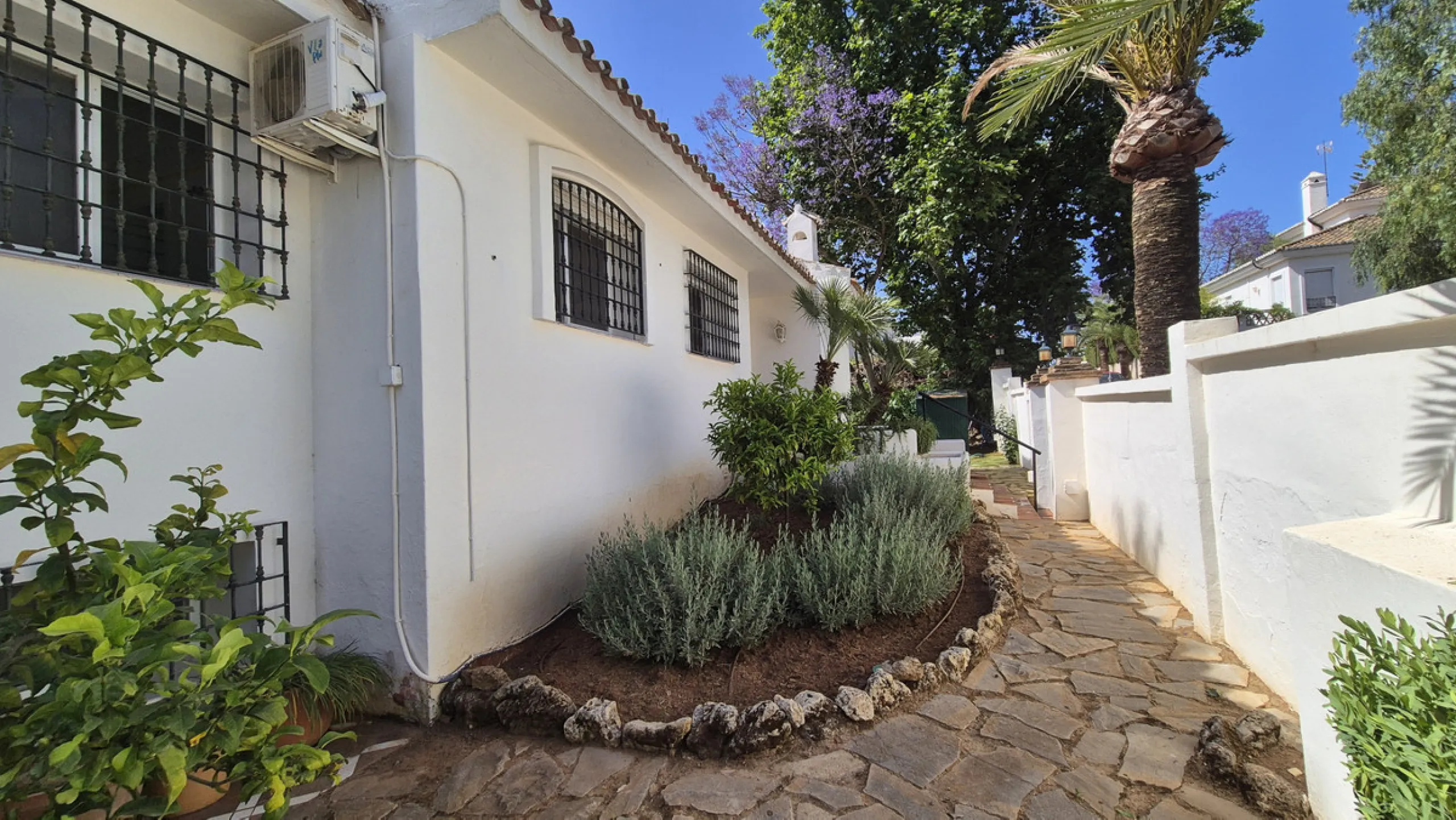 House - Detached Villa в продаже в Marbella, Málaga. В доме 5 спален и 3 ванных комнат. Площадь дома 295 м². Площадь участка 1000 м²