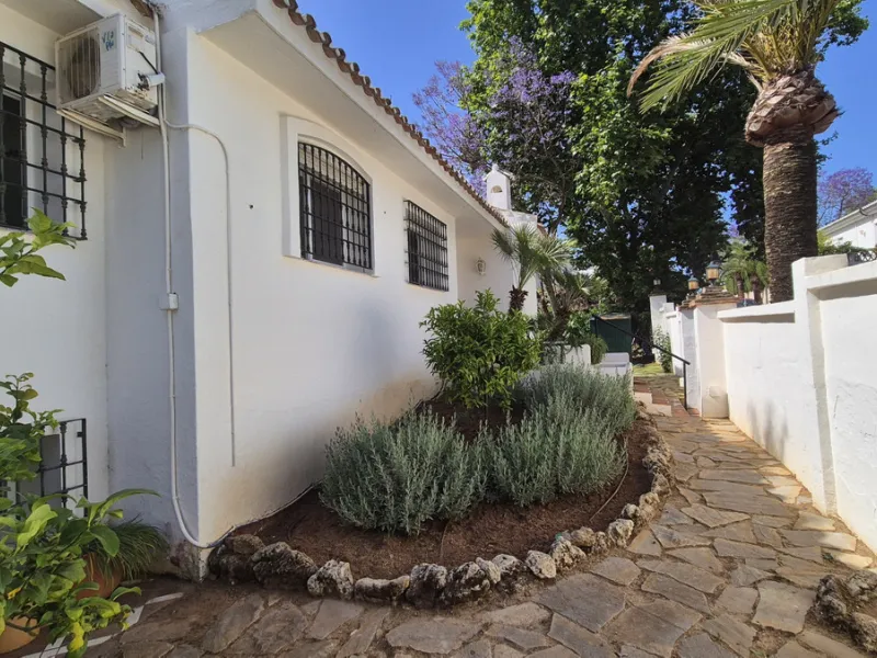 House - Detached Villa в продаже в Marbella, Málaga. В доме 5 спален и 3 ванных комнат. Площадь дома 295 м². Площадь участка 1000 м²