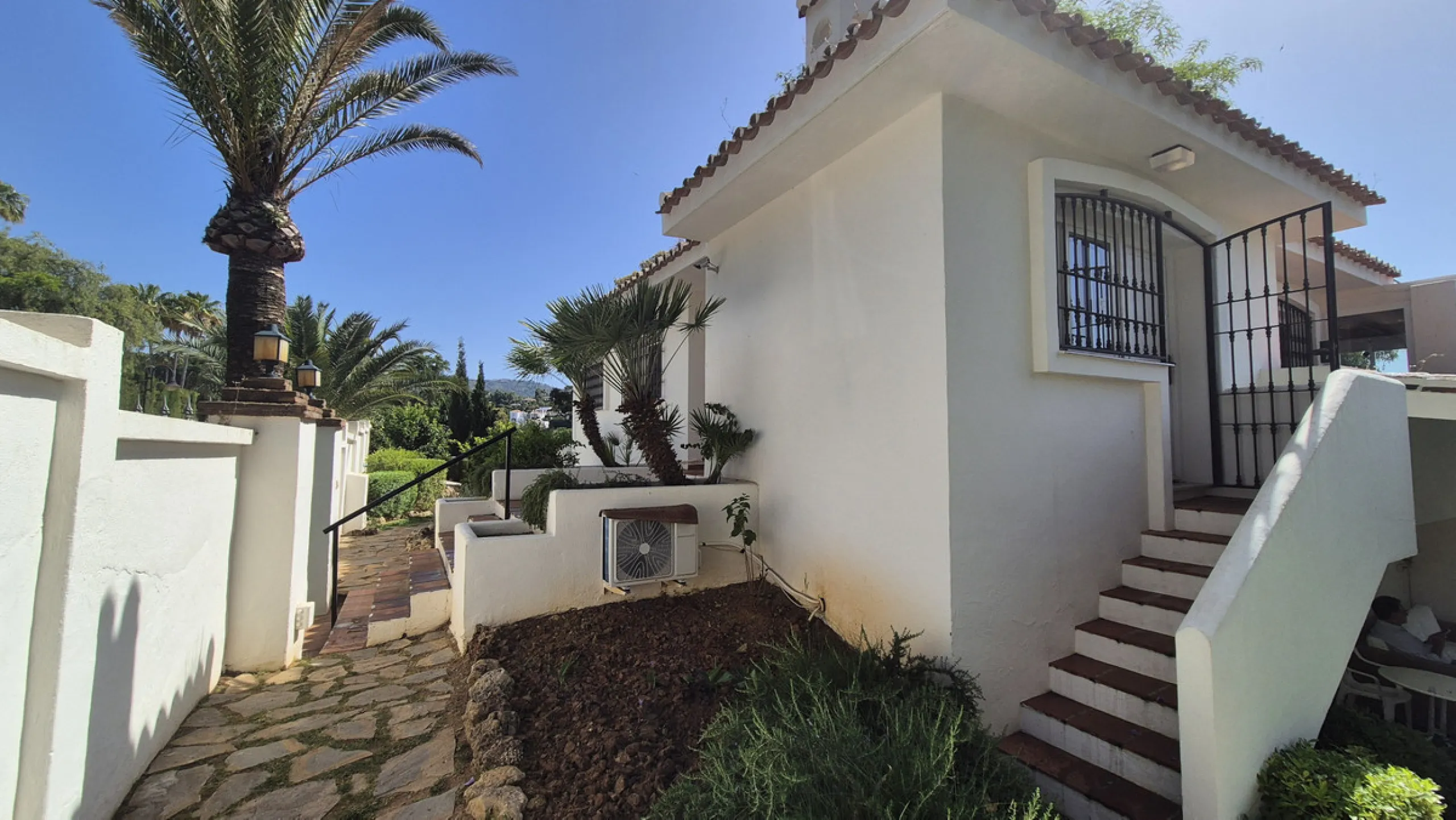 House - Detached Villa в продаже в Marbella, Málaga. В доме 5 спален и 3 ванных комнат. Площадь дома 295 м². Площадь участка 1000 м²