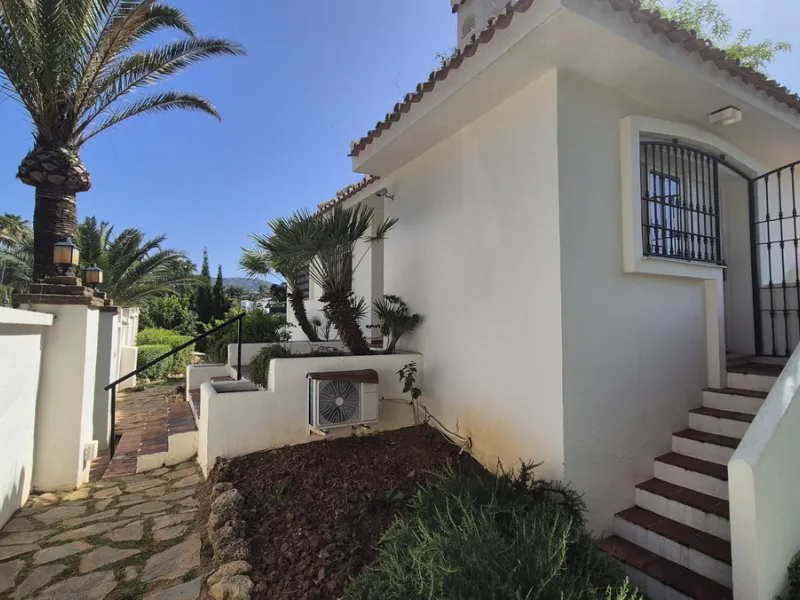 House - Detached Villa в продаже в Marbella, Málaga. В доме 5 спален и 3 ванных комнат. Площадь дома 295 м². Площадь участка 1000 м²