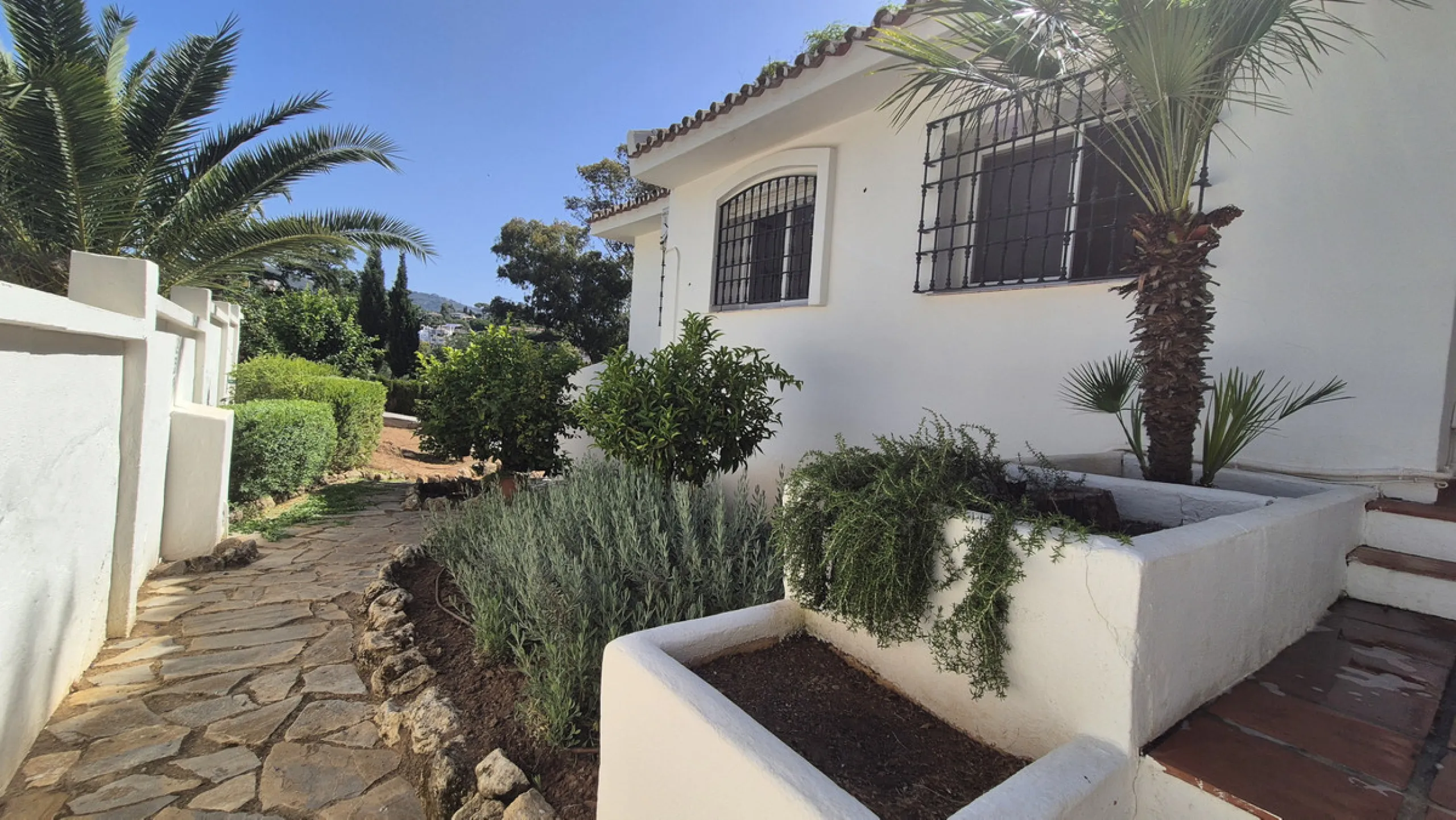 House - Detached Villa в продаже в Marbella, Málaga. В доме 5 спален и 3 ванных комнат. Площадь дома 295 м². Площадь участка 1000 м²