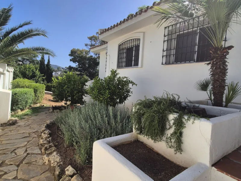 House - Detached Villa в продаже в Marbella, Málaga. В доме 5 спален и 3 ванных комнат. Площадь дома 295 м². Площадь участка 1000 м²