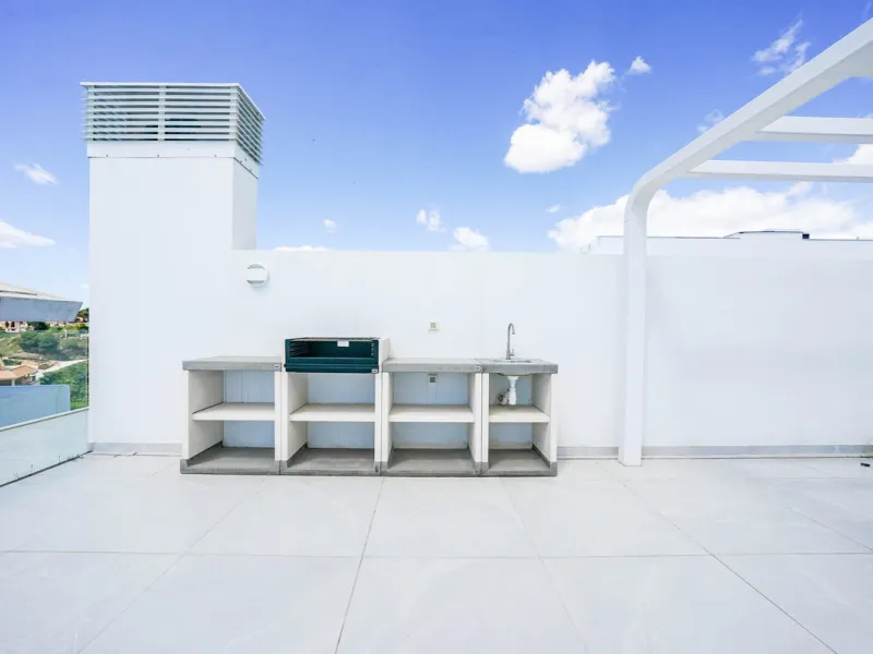 This beautiful south-facing duplex penthouse is located in the exclusive La Reserva del Higuerón Resort, Fuengirola. The property offers a bright and modern open-plan living and dining area with a fully fitted kitchen, designed for comfort and functionali